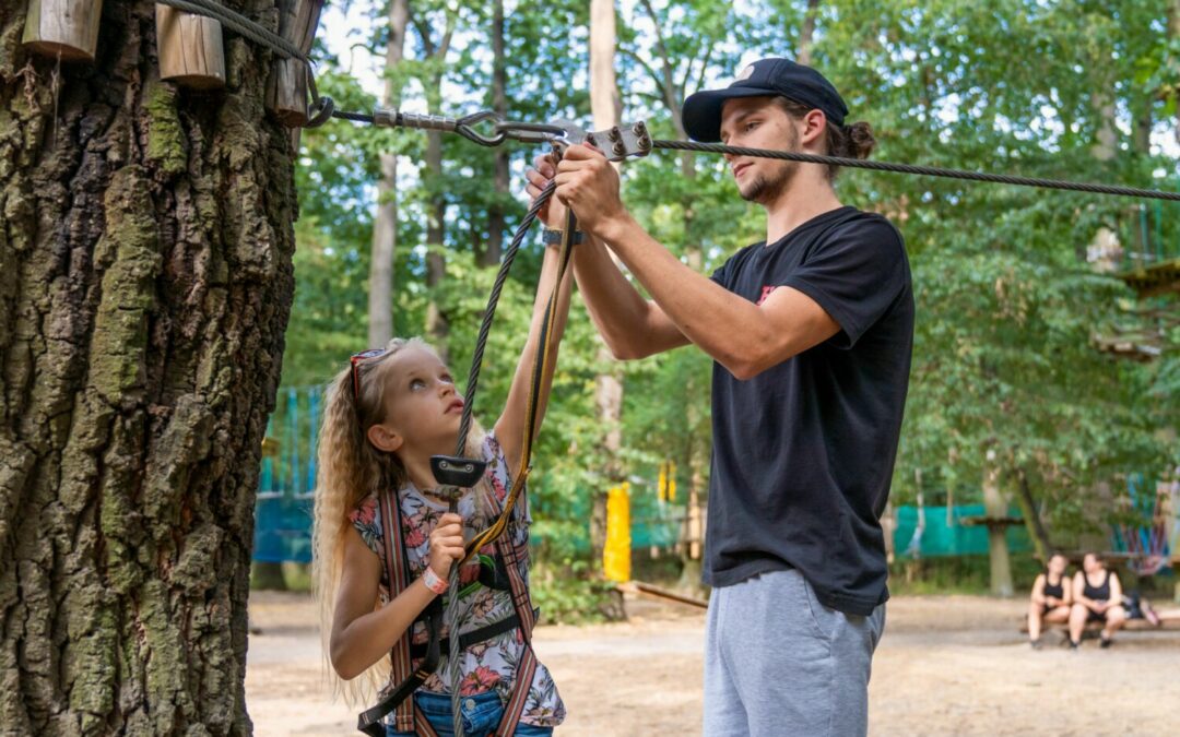 Bezpečnost na prvním místě: Jak funguje jištění v lanovém parku?