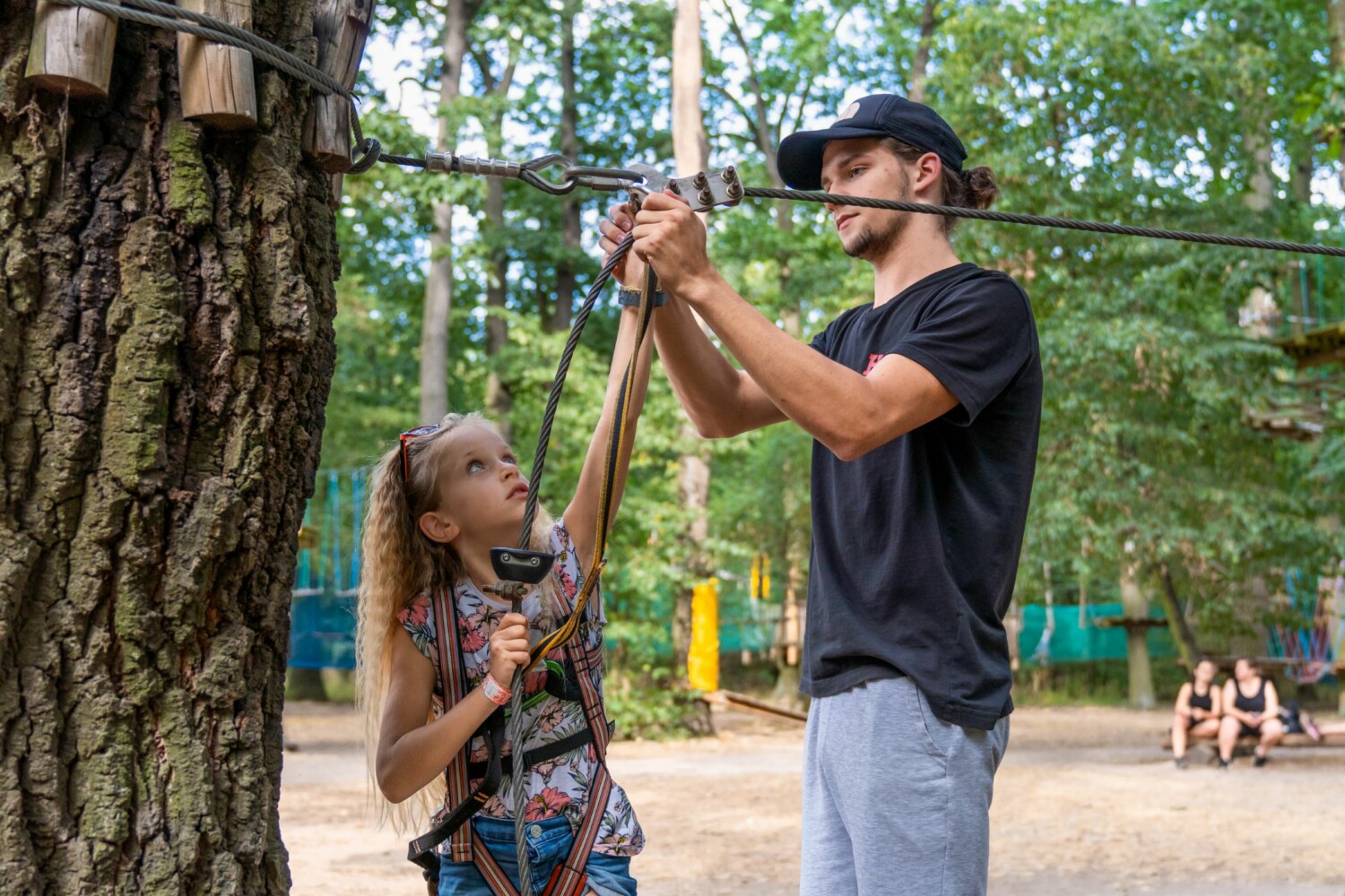 Bezpečnost na prvním místě: Jak funguje jištění v lanovém parku?